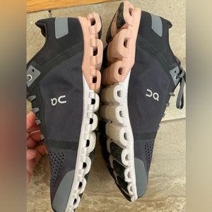 On cloud size 10 running shoes